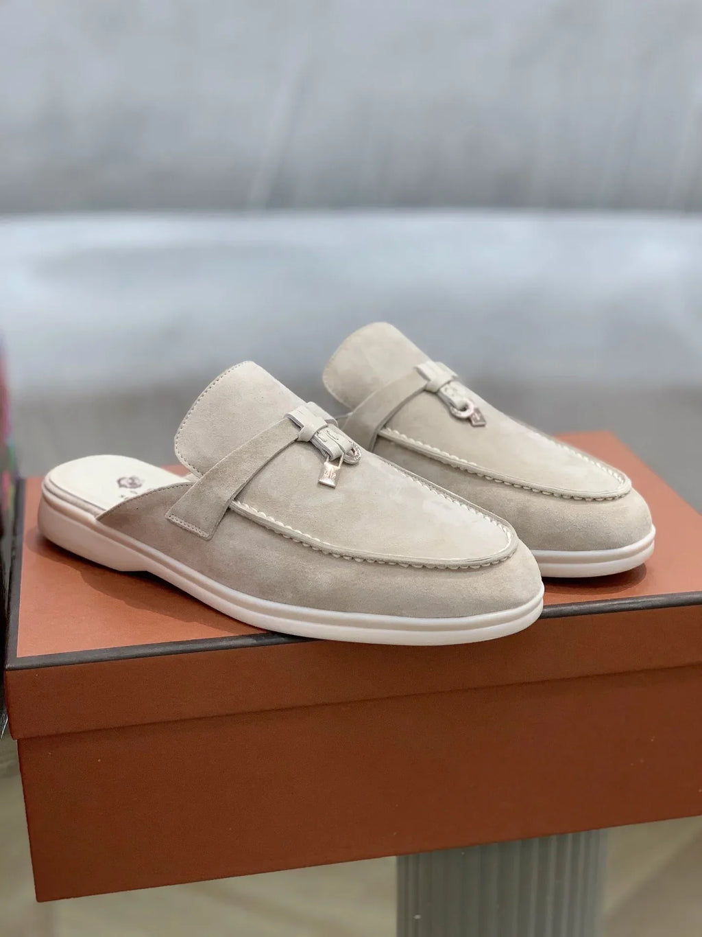 נעליים שטוחות- אפריל