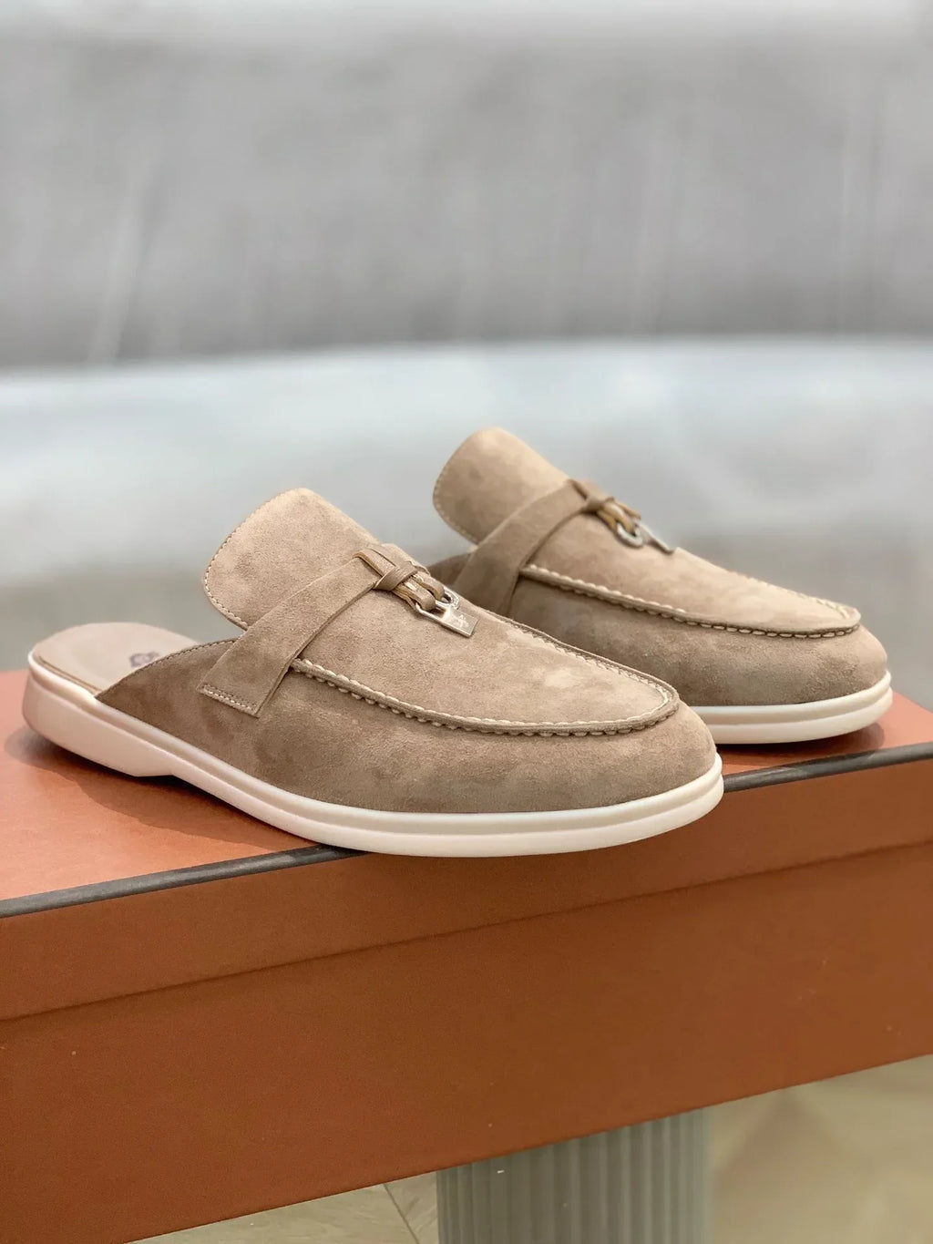 נעליים שטוחות- אפריל