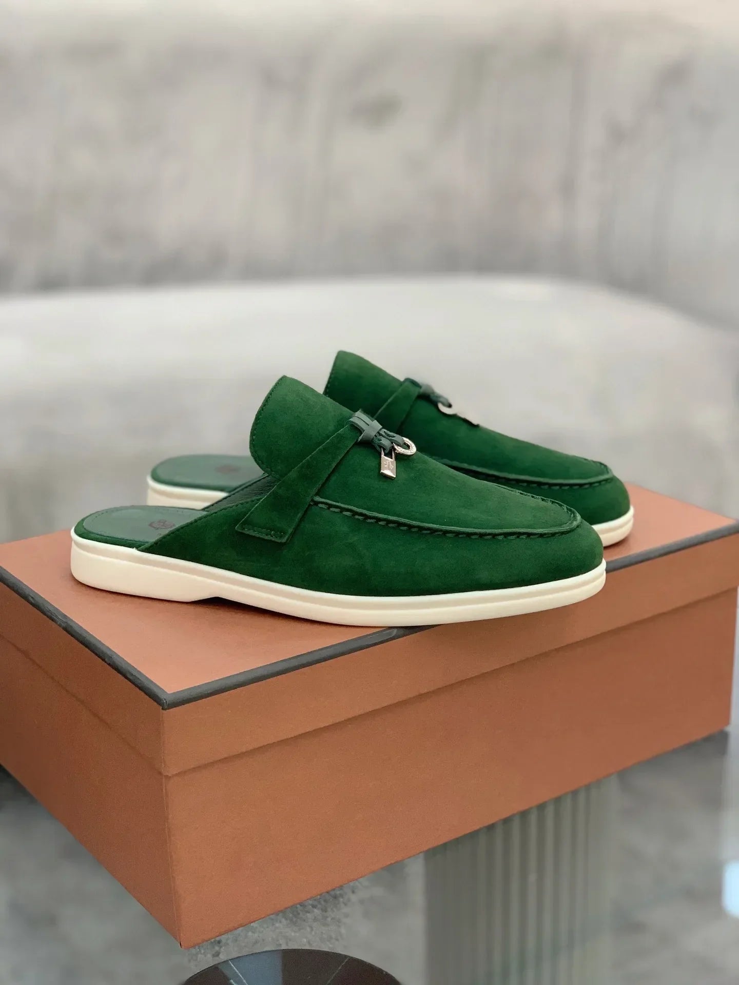 נעליים שטוחות- אפריל