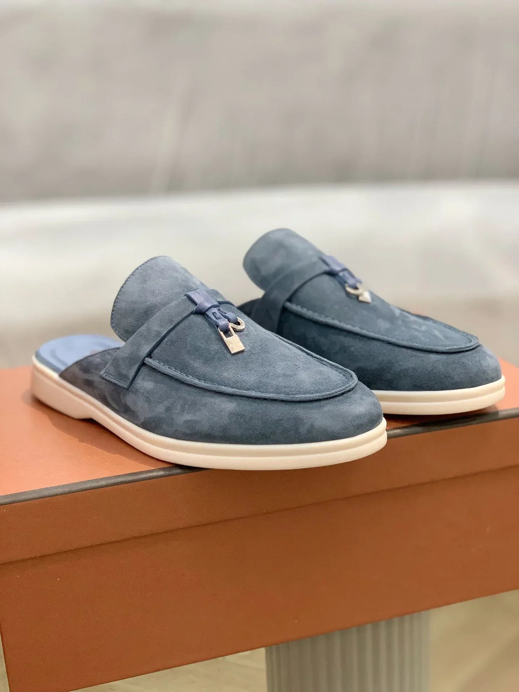 נעליים שטוחות- אפריל