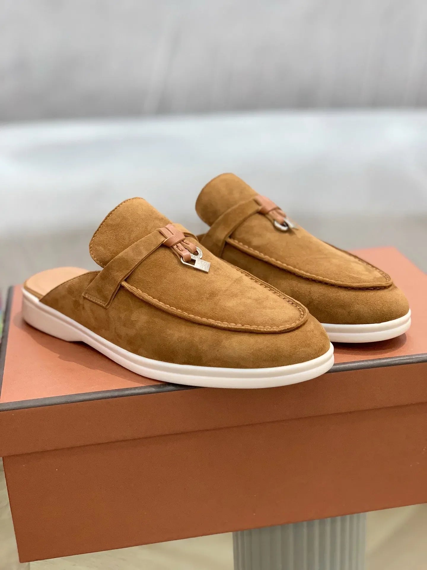 נעליים שטוחות- אפריל