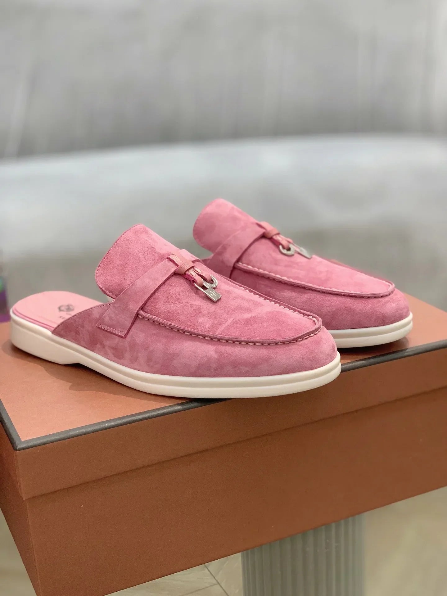 נעליים שטוחות- אפריל