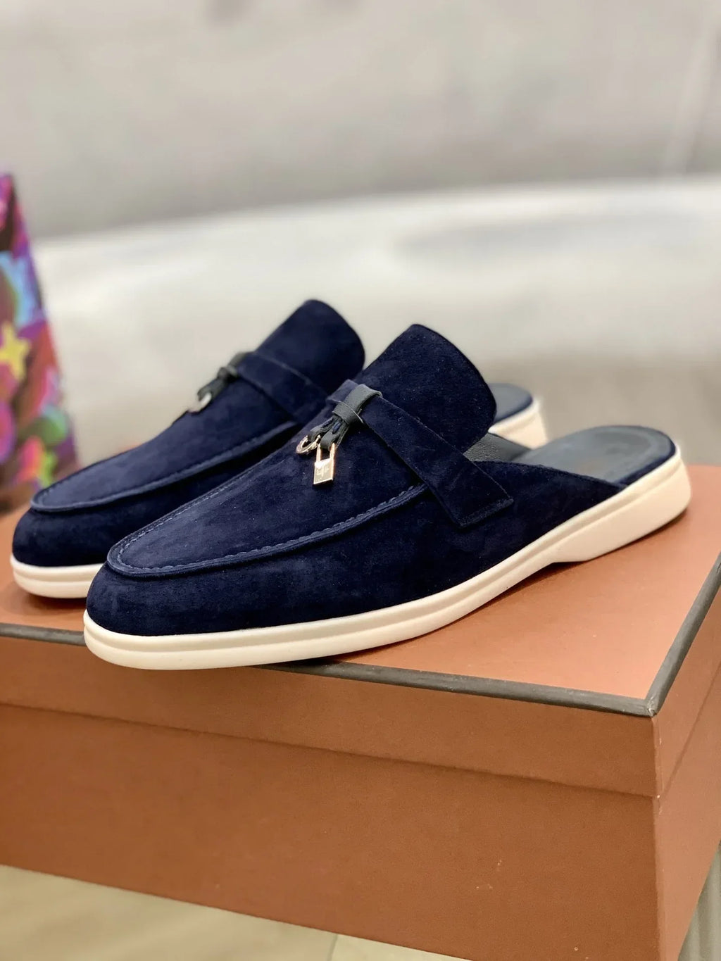 נעליים שטוחות- אפריל