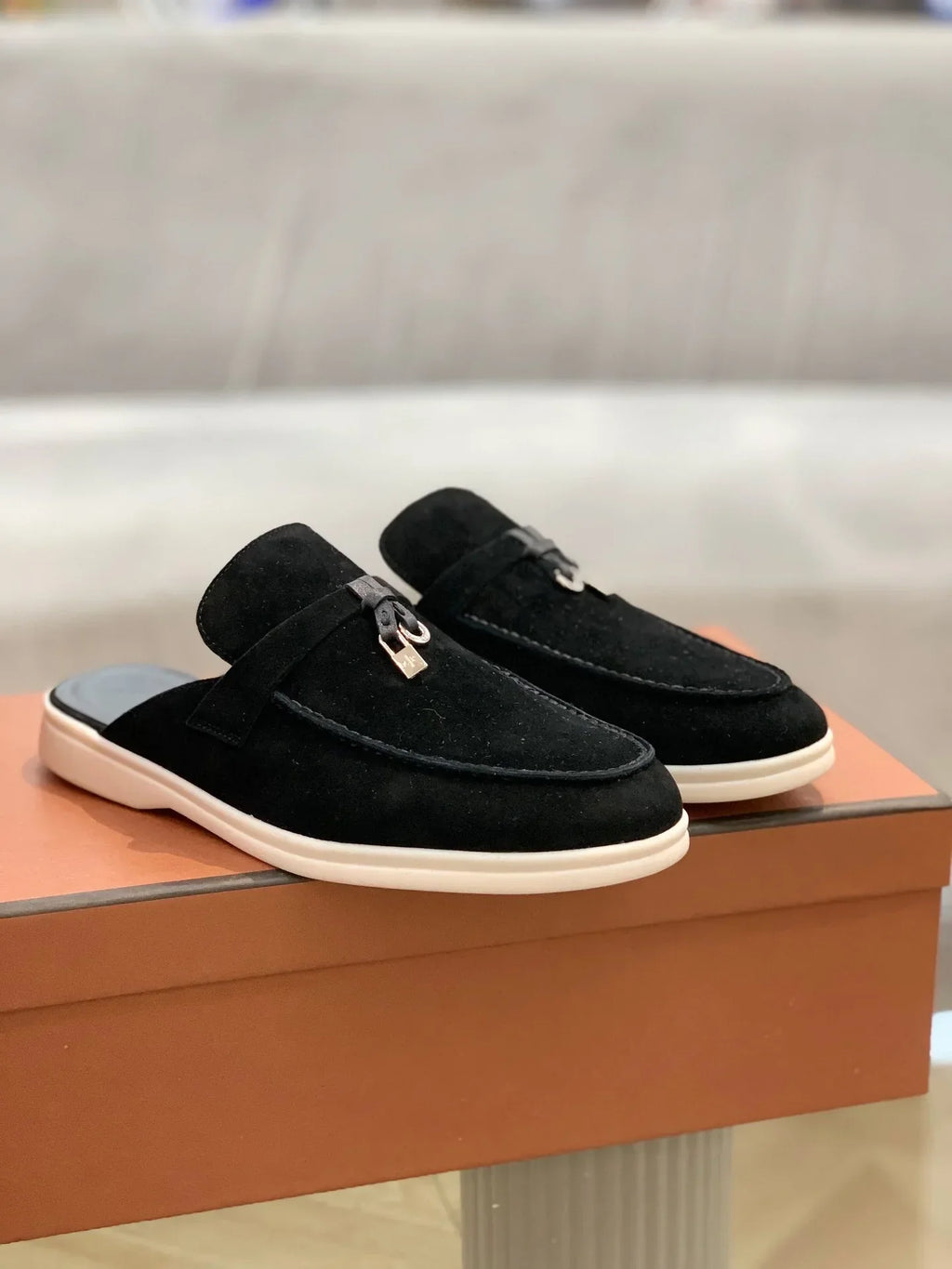 נעליים שטוחות- אפריל