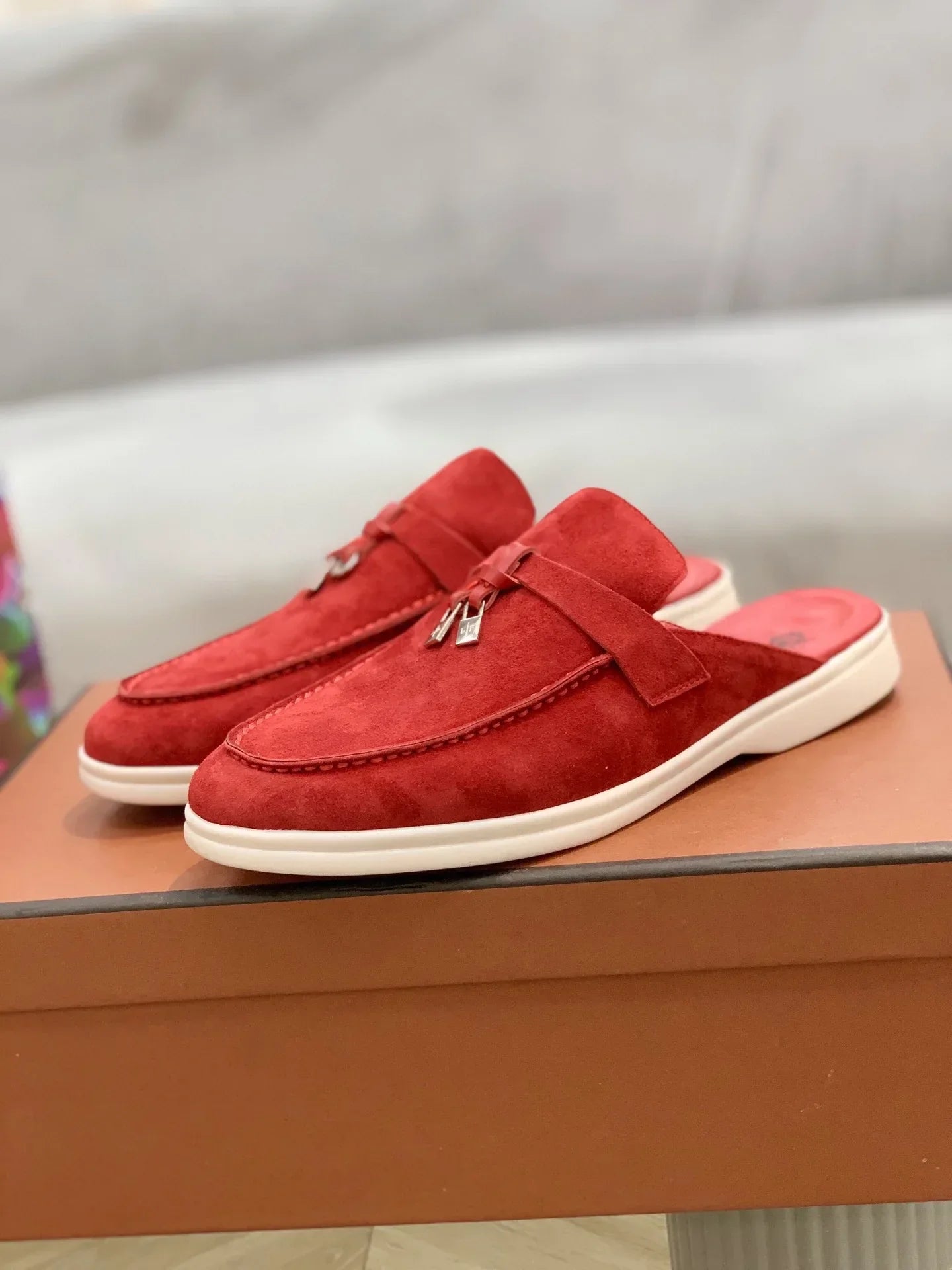 נעליים שטוחות- אפריל