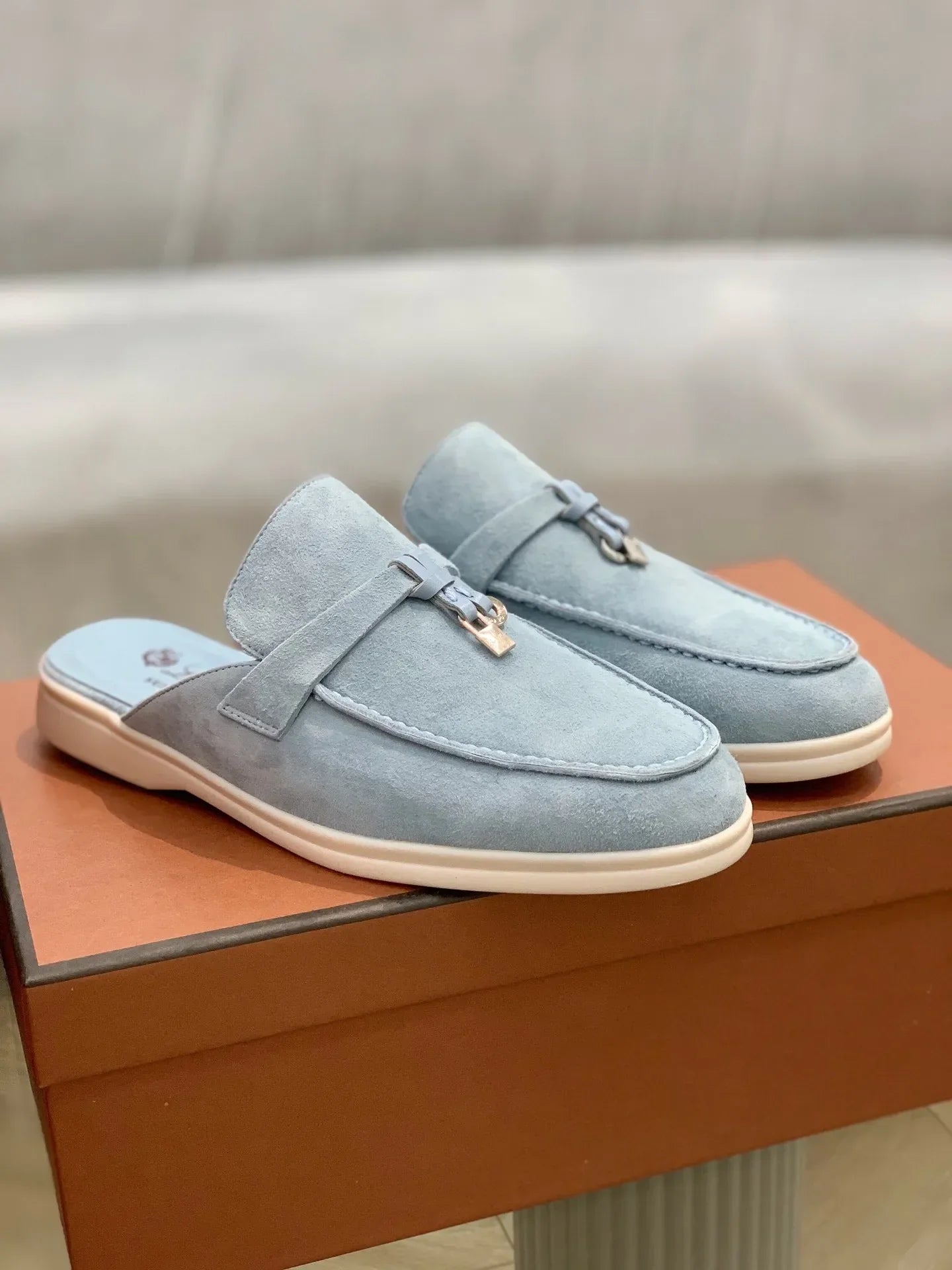 נעליים שטוחות- אפריל