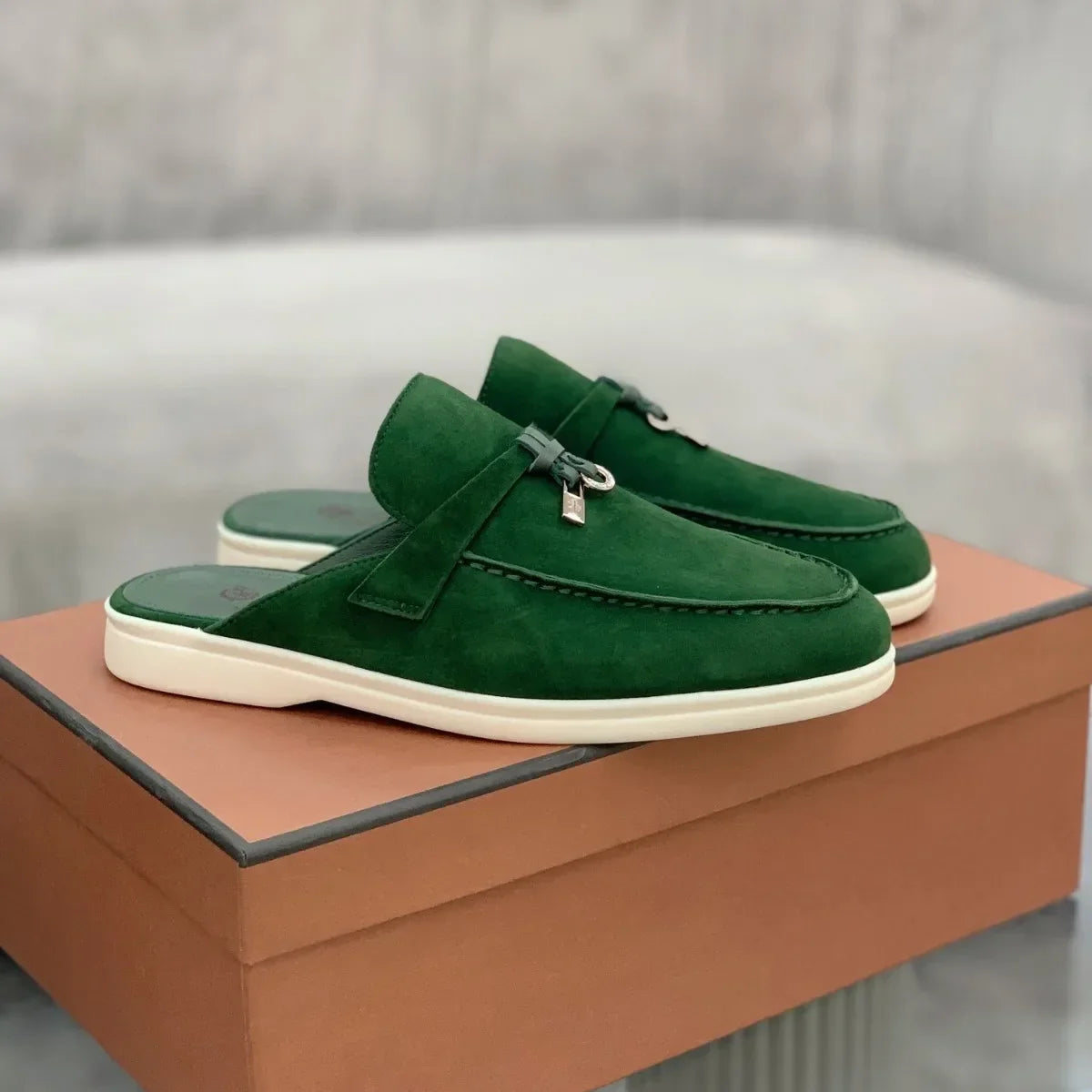 נעליים שטוחות- אפריל